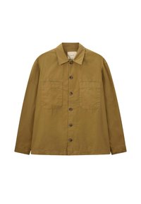 Tan langmouw jacket gemaakt van lichtgewicht stof, met een puntige kraag, een sluiting met knopen aan de voorkant en twee borstzakken.