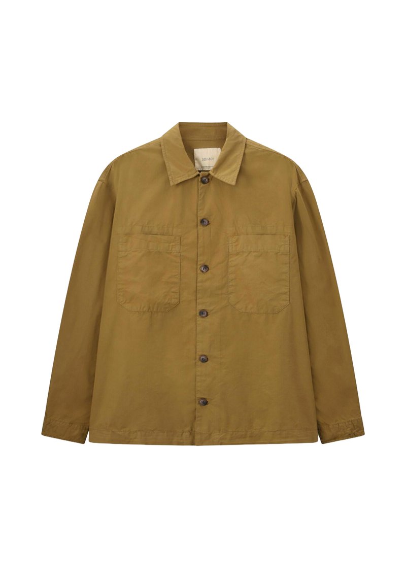 Tan langmouw jacket gemaakt van lichtgewicht stof, met een puntige kraag, een sluiting met knopen aan de voorkant en twee borstzakken.