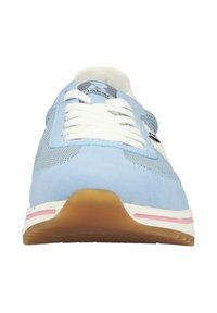 Hellblauer Sneaker mit weißen Schnürsenkeln, Obermaterial aus Mesh und Wildleder, Gummisohle mit pinkem Streifen, von vorne gesehen.