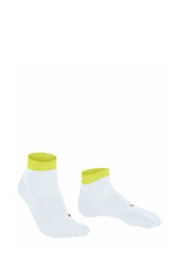 Białe skarpetki za kostkę z jasyellow żółtym mankietem, z textured areas i małym czerwonym logo na dole.