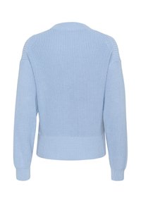 Pull en tricot bleu clair avec un col rond, des poignets et un ourlet côtelés, présentant un motif texturé et un design légèrement court.