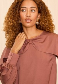Love & Roses PETITE FIT - BOW DETAIL DRAPE  - Blúz - pink