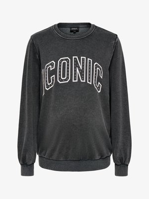 Dunkelgrauer Pullover mit geripptem Kragen und Bündchen. "ICONIC" in fetten, weißen Buchstaben, verziert mit Metallnieten auf der Vorderseite.
