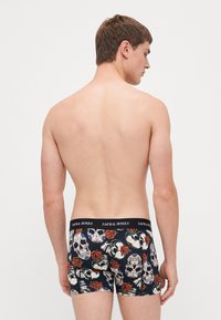 Schwarze Boxershorts mit einem lebendigen Muster aus Schädel und Rose, mit einem elastischen Bund in Markenqualität, hergestellt aus einer dehnbaren Baumwollmischung.