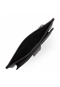 Zwarte leren portemonnee met rode stiksels. Interieur heeft vakken voor kaarten en geld, een gladde textuur en een minimalistisch ontwerp.