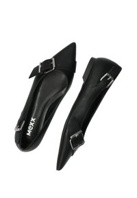 Zwarte puntige ballerina's van glad leer, met een decoratieve gesp en een lage hak, voorzien van een minimalistisch ontwerp en glanzende accenten.