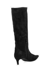 Bota de ante negra hasta la rodilla con punta afilada, cremallera lateral y tacón de kitten bajo.