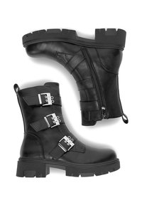 Czarne skórzane botki za kostkę z trzema srebrnymi klamrami, suwakiem po boku, masywną podeszwą i teksturowanymi panelami na cholewce.