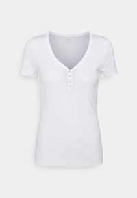 T-shirt blanc en coton avec un col en V, des manches courtes et un détail de cinq boutons à l'avant. Texture lisse, coupe classique.