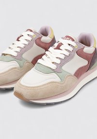 Zapatillas con una mezcla de beige claro, verde oliva, ciruela y ante crema. Presentan una puntera redondeada, cordones gruesos y paneles texturizados en contraste.