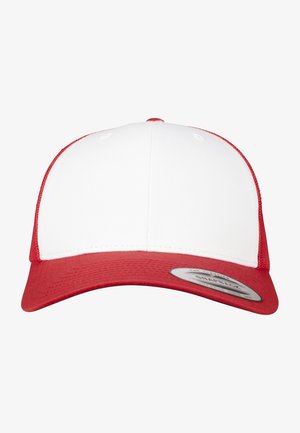 Červená a biela snapback čiapka so solidnou bielou prednou časťou, červeným billom a sieťovinovým zadkom. Obsahuje okrúhlu logo visačku na boku.