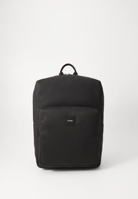 Zaino nero con materiale esterno liscio, tasca frontale testurizzata, maniglia superiore e chiusure a zip. Presenta un logo sulla parte anteriore.