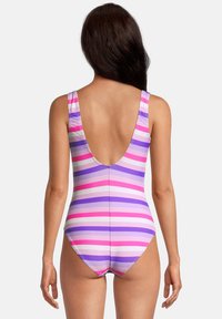 Maillot de bain une pièce aux rayures pastel rose, violet et blanc. Il présente un dos plongeant et de larges bretelles, fabriqué en tissu extensible.