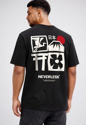 Mann trägt schwarzes T-Shirt mit weißen japanischen Grafiken, darunter Kranich, Berg, Torii-Tor, Blume, roter Sonne und Text "NEVERLESS" auf dem Rücken.