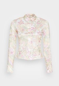 Camisa de botón de manga larga con cuello, que presenta patrones florales y abstractos en tonos pasteles de rosa, beige y verde claro.