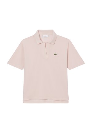 Helles rosa Polohemd aus Baumwolle mit einem gerippten Kragen, zwei Knopfverschluss, kurzen Ärmeln und einem grünen Lacoste-Logo auf der Brust.