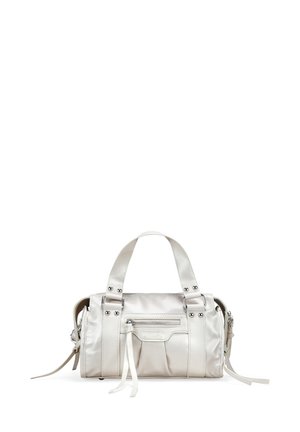 Bolso de piel blanca con asas dobles, herrajes plateados, un bolsillo con cremallera en la parte delantera y una textura suave. Los accents incluyen correas largas y delgadas.