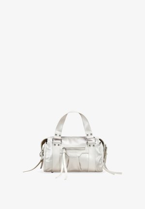 Bolso de piel blanca con asas dobles, herrajes plateados, un bolsillo con cremallera en la parte delantera y una textura suave. Los accents incluyen correas largas y delgadas.