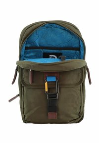 Zaino verde oliva con un interno a fantasia blu, dotato di un ampio scomparto principale, spallacci regolabili e dettagli in metallo multicolore.