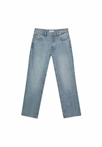 Jeans de mezclilla azul claro con corte recto, cinco bolsillos, cierre frontal con botón y textura desgastada.