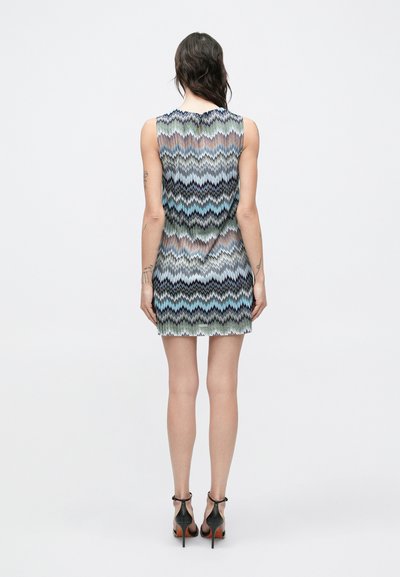 Mini šaty bez rukávov s viacfarebným cikcak vzorom v odtieňoch modrej, zelenej a sivej. Textília má hladkú textúru.