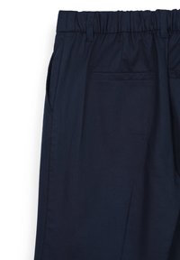 Marineblaue Hose aus glattem Stoff mit einem elastischen Bund, seitlichen Taschen und einer Gesäßtasche mit sauberem Nahtabschluss.