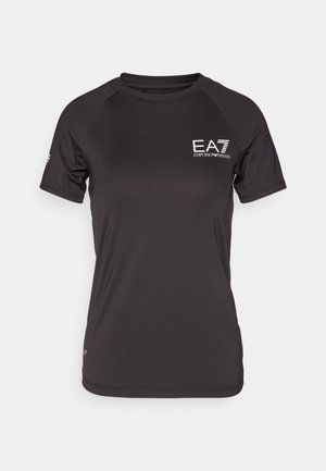 Svart atletisk T-skjorte laget av lett stoff med korte ermer. Har logo på venstre bryst og en jevn, teksturert finish.