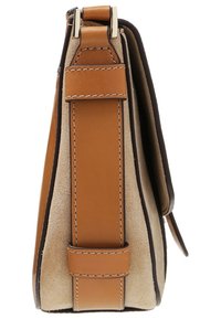 Borsa in suede e pelle beige, forma rettangolare, con una tracolla in pelle liscia con dettagli cuciti, accessori in metallo e bordi a contrasto.