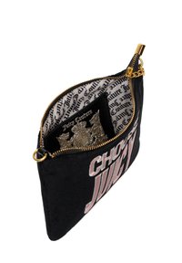 Schwarze Stofftasche mit pinkem "CHOOSE JUICY"-Text. Goldener Reißverschluss und Kettendetails. Im Inneren befindet sich ein gemusterter Futter und ein Kartenhalter.