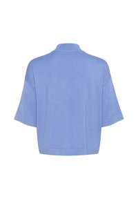 Top in maglia azzurro chiaro a maniche corte con colletto alto e vestibilità comoda, caratterizzato da una texture liscia e un design semplice e minimalista.