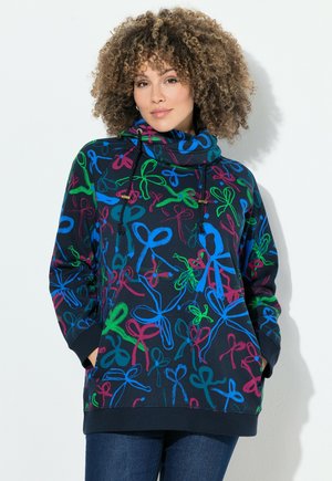 Sweat-shirt à capuche en tissu bleu marine avec des motifs de nœuds colorés en rose, vert et bleu. Comprend des poches latérales et une coupe décontractée.