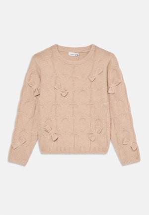 Beżowy sweter z dzianiny, charakteryzujący się teksturowanym wzorem z małymi kokardkami na przodzie oraz ściągaczami przy rękawach i dolnym wykończeniu. Klasyczny okrągły dekolt.