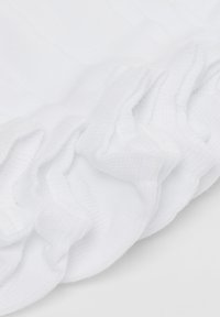 Tessuto di maglia bianco con un dettaglio a ruffle testurizzato lungo il bordo, caratterizzato da un fine rigatura e una finitura liscia.