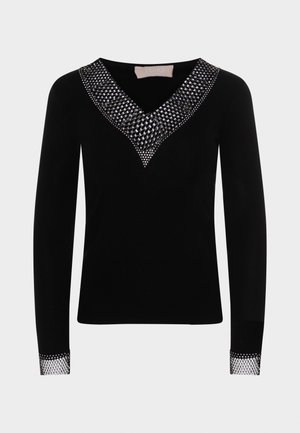 Pull noir à manches longues avec décolleté en V, orné de bijoux argentés sur le col et les poignets.