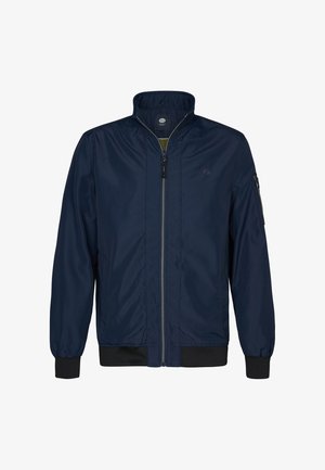 Veste coupe-vent navy avec un col montant, fermeture éclair à l'avant, poignets élastiques et une poche zippée sur la manche gauche. Texture lisse.