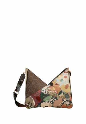 Umhängetasche mit einem abstrakten floralen und geometrischen Patchwork-Design in gedämpften Erdtönen und einem passenden verstellbaren Schulterriemen.