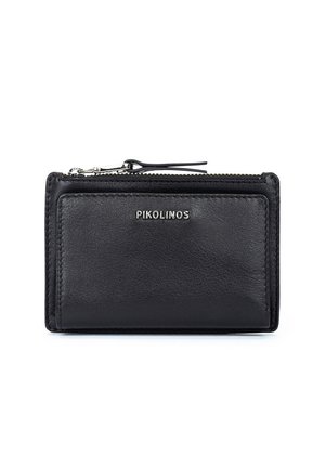Portefeuille en cuir noir avec fermeture éclair et poche avant, étiqueté "PIKOLINOS" en lettres métalliques, isolé sur fond blanc.