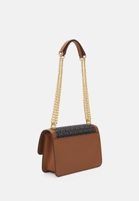 Brązowa skórzana torebka z złotym łańcuszkiem. Posiada czarny wzorzysty górny materiał i usztywniony prostokątny kształt. Gładka tekstura na całej powierzchni.