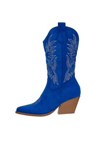 Bota de vaquero de ante azul con punta afilada, detalles de hojas bordados en plata y un tacón de madera apilada.