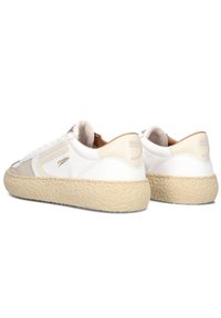 Sneakers bianchi in pelle con accenti beige, suola in gomma texturizzata e design minimalista. Presentano una tomaia liscia con un branding sottile.