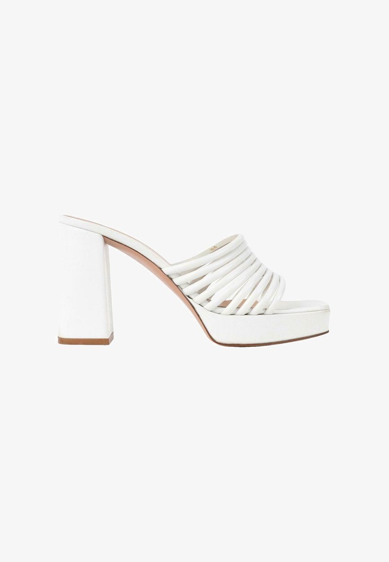 Sandale mule blanche à talon haut large avec plusieurs brides horizontales sur le devant.