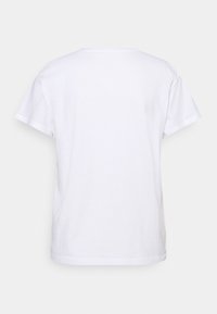 Camiseta de algodón blanca, de mangas cortas, con cuello redondo, corte recto, textura suave, diseño minimalista sin patrones ni acentos visibles.