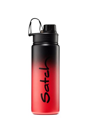 Edelstahl-Wasserflasche mit einem Farbverlauf von Schwarz zu Rot. Ausgestattet mit einem schwarzen Schraubverschluss und einem Handschlaufe. Schwarzer Text "Satch" auf der Vorderseite.