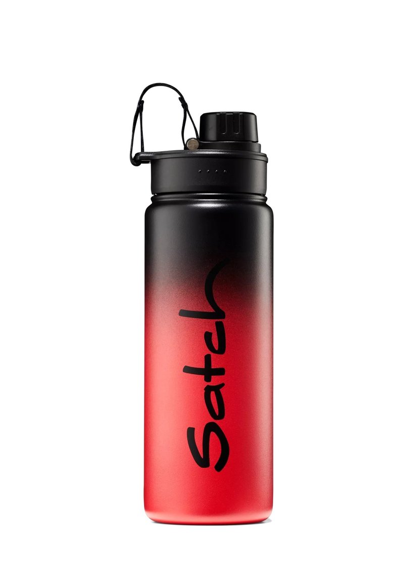 Edelstahl-Wasserflasche mit einem Farbverlauf von Schwarz zu Rot. Ausgestattet mit einem schwarzen Schraubverschluss und einem Handschlaufe. Schwarzer Text "Satch" auf der Vorderseite.