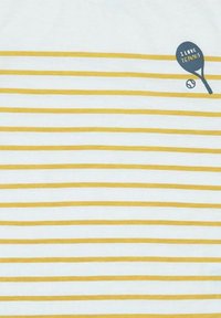 Camiseta blanca con rayas horizontales amarillas. Presenta un gráfico azul de una raqueta de tenis con el texto "ME ENCANTA EL TENIS". Material de algodón suave.