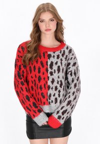 Maglione lavorato a maglia con un motivo leopardato rosso e grigio, dotato di maniche lunghe, scollatura rotonda e orlo a costine. Tessuto morbido e vestibilità ampia.