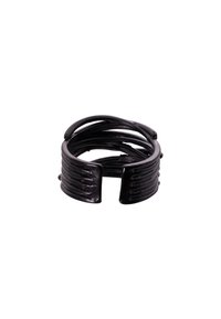 Bracciale in metallo nero con un design ondulato e superficie testurizzata, dotato di estremità aperte e scanalature verticali per un maggiore dettaglio.