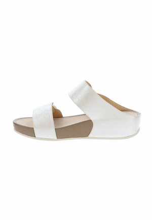 Sandale blanche à bout ouvert avec deux larges brides, semelle plate et lanière arrière de soutien, montrée de profil sur fond blanc.