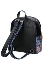 Černý kožený batoh s modrými detaily, nastavitelnými popruhy a panel s květinovým vzorem na boku, zobrazený ze zadní a boční strany.