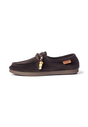 Mocassino in suede marrone scuro con perline decorative sul laccio, suola piatta e una piccola targhetta laterale su sfondo bianco.